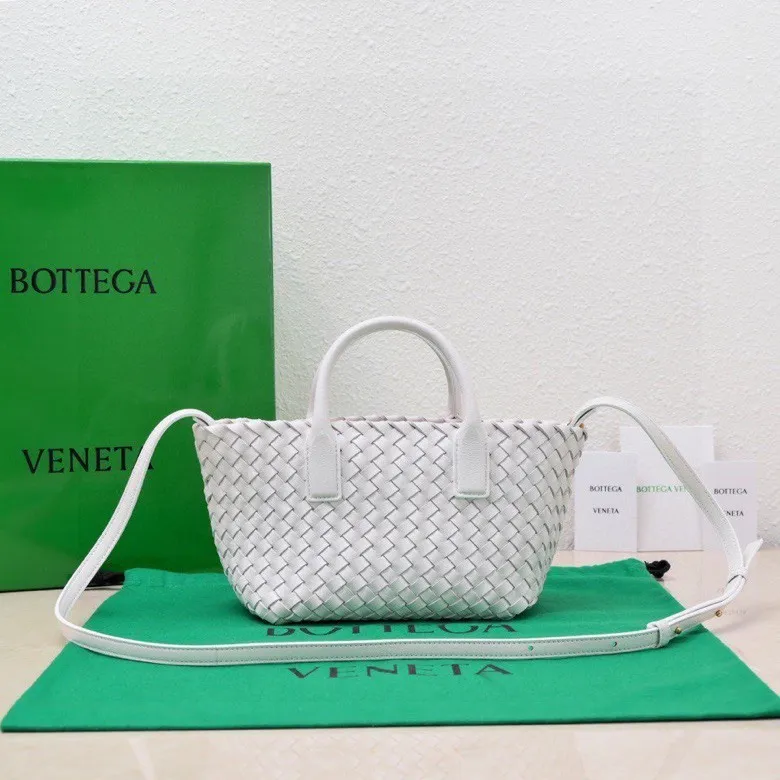 Batch 1560 Hello everyone, I have a new name, it’s called the Cabat woven Mini vegetable basket model ~ it can finally be carried on the shoulder. It is based on the original bag type and adds a shoulder strap and it is detachable! It's equivalent to spending one dollar to buy two bags. As the ace cutie of BV family, I really have no choice but to buy one! This bag of ours is really exactly the same as ZP. You can look big with a small amount of money~ Original sheepskin: size: 20*16*13cm, model: 5211#
